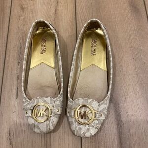 Size 7 women’s shoes.